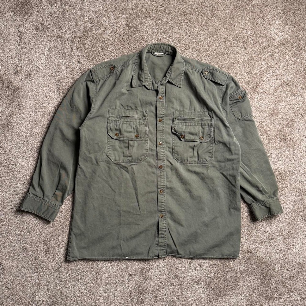 MILITARY GREEN ZIPPER POCKET BUTTON UP